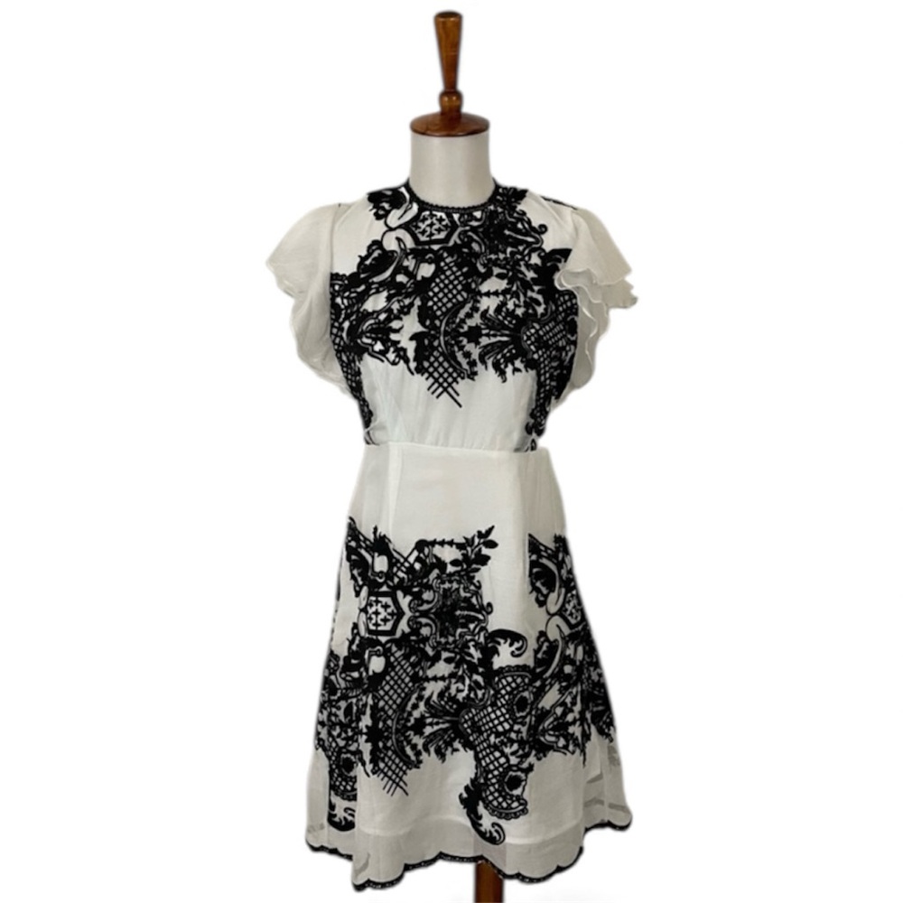 FoxieDox Embroidered Dress Women’s‎ XS Flutter Cap Sleeve Crew Neck A-Line